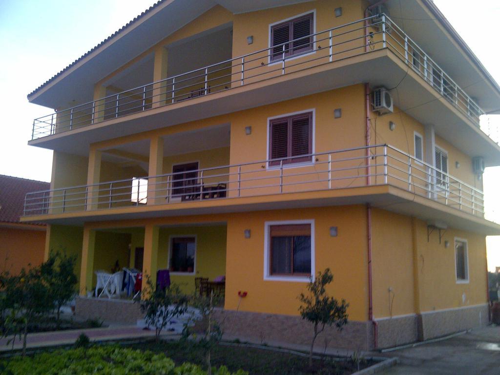 דיוויאקה Guesthouse Fatos Biti מראה חיצוני תמונה
