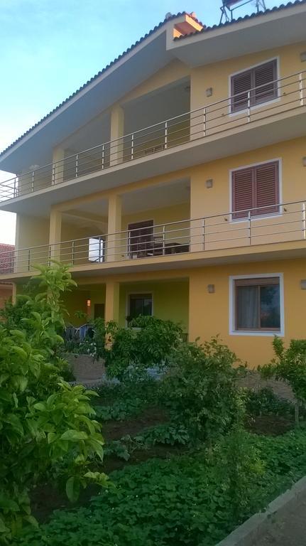 דיוויאקה Guesthouse Fatos Biti מראה חיצוני תמונה